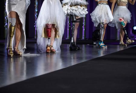 火曜日に東京で開催された「切断ヴィーナス」ファッションショーでデザイナー須川まきこさんの作品を披露する、義肢をつけた女性たち。（AFP）