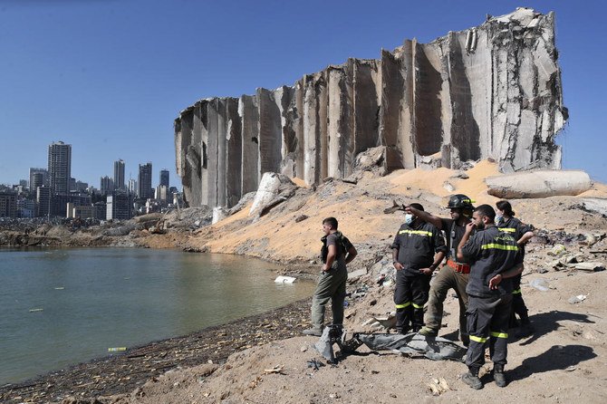 2020年8月7日金曜日、レバノンのベイルートの港湾で今週起きた大規模爆発の現場を調査する救助隊。（AP）