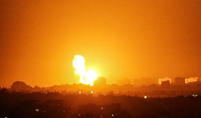 2020年8月15日、ガザ地区のカーンユニス上空から、イスラエル軍の戦闘機が空爆を行った後、煙と炎が上がっている。（AFP通信）