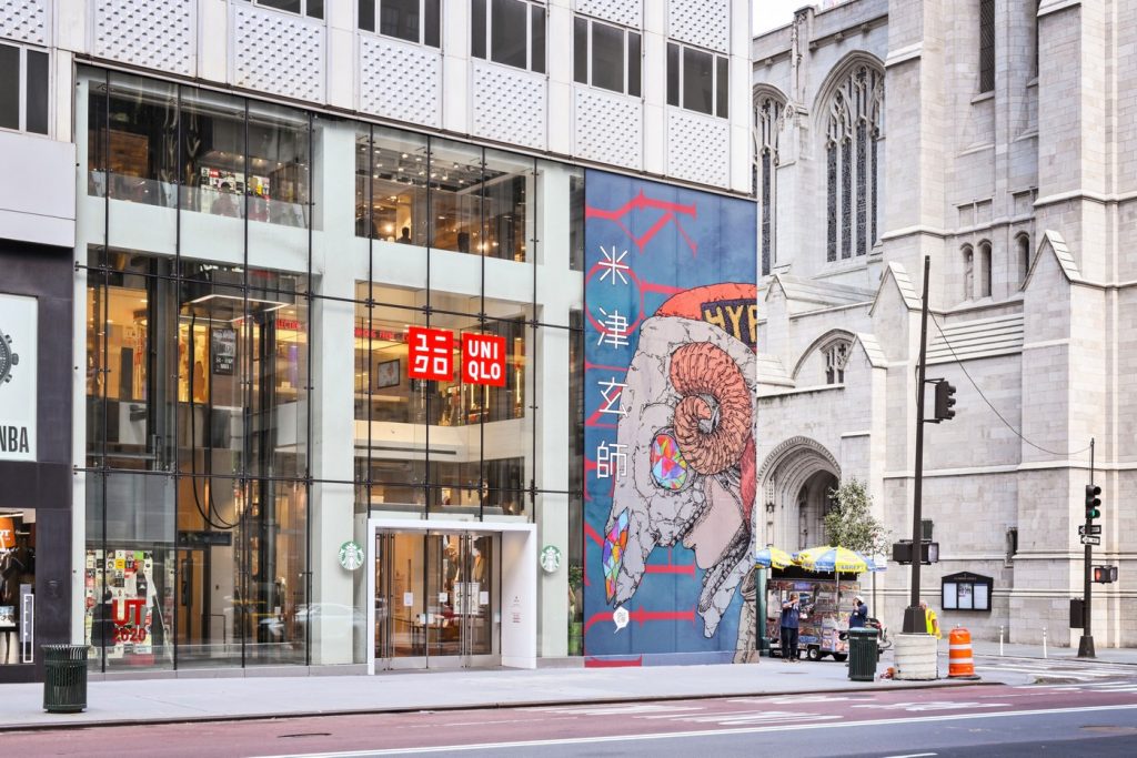 UNIQLOはニューヨーク五番街の店舗を米津のイラストで飾った。（UNIQLO）