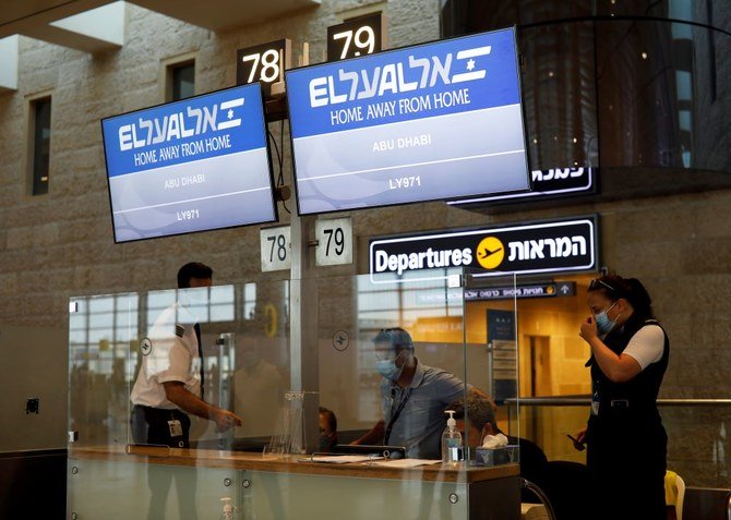 上はイスラエルと米国の代表団をアブダビへ運ぶイスラエルの国営航空会社エル・アルのフライト番号が表示されているスクリーン。テルアビブの近くのベン・ガーオン空港で2020年8月31日撮影。（ロイター）