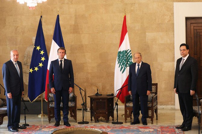 2020年8月6日、レバノンのバアブダにある大統領官邸で、火曜日のベイルートの港湾地区での爆発事件を受けての会議中、レバノンのナビ・ベリ国会議長、マクロン大統領、オウン大統領、レバノンのハッサン・ディアブ首相が写真を撮るためにポーズをとる（ロイター）
