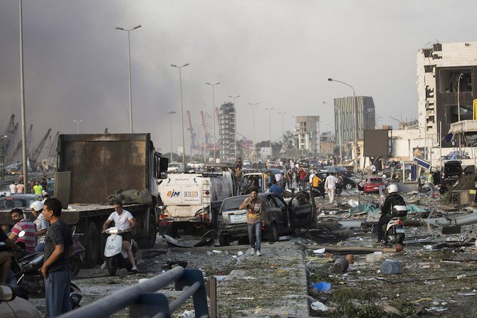 2020年8月4日火曜にレバノンのベイルートで発生した大爆発により怪我を負い避難する人々。（AP）