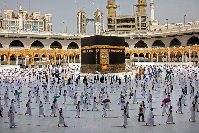 サウジメディア省が2020年7月31日に提供した配布写真には、サウジの聖地メッカのグランドモスクにある最も神聖な神殿、カアバの周りを周回する巡礼者の姿が写っている(資料写真/AFP)