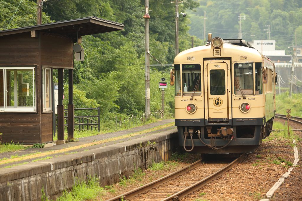 特に車内で食事ができるレストラン列車「丹後くろまつ号」は、地場産品の魚介類を使った豪華なコース料理や地元のビストロが考案したスイーツなどが人気。(Shutterstock)