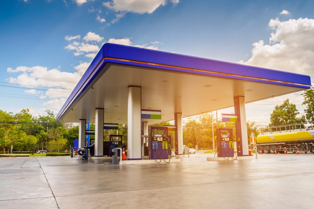 資源エネルギー庁によると、レギュラーガソリン１リットル当たりの店頭価格は、全国平均１３４．５円（３日現在）。(Shutterstock)