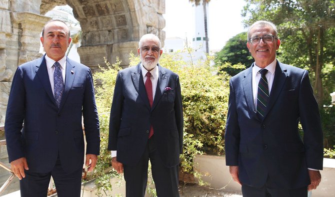 左から、トルコのメヴルート・カヴソグル外相、リビアのタヒール・シヤラ外相、マルタ共和国のエバリスト・バルトロ外務・欧州担当大臣、会談後の記念写真、2020年8月6日（木）、リビアのトリポリにて。(AP)
