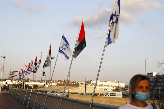 イスラエルのネタニヤにある平和橋に飾られるアラブ首長国連邦とイスラエルの国旗。UAEの国旗は、イスラエルとUAEが完全な外交関係を樹立することに合意したという先週の発表を記念して掲げられた（2020年8月16日撮影）。（AP 写真/Ariel Schalit）