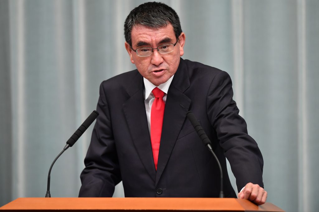 日本の防衛大臣河野太郎氏、新内閣で総務大臣に（AFP）