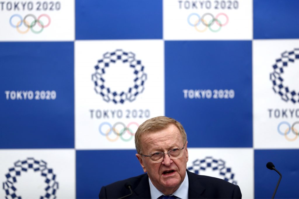 2019年11月1日東京で開催されたIOCと東京2020組織委員会の共同記者会見で演説する東京2020オリンピック調整委員会のジョン・コーツ委員長。(AFP)