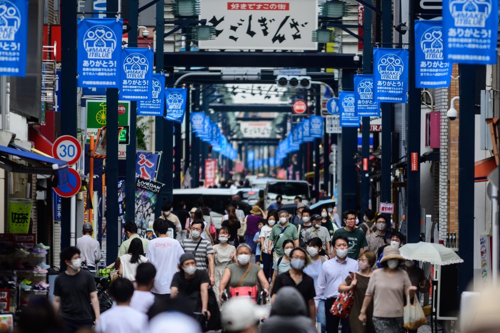 政府は来年の半ばまでに、国民全員分の量として十分な新型コロナウイルスワクチンを確保することを目指すと述べた。(AFP)