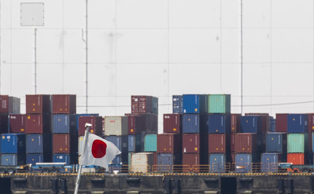 この結果、輸出から輸入を差し引いた貿易収支は２４８３億円の黒字となった。黒字は２カ月連続。(AFP)