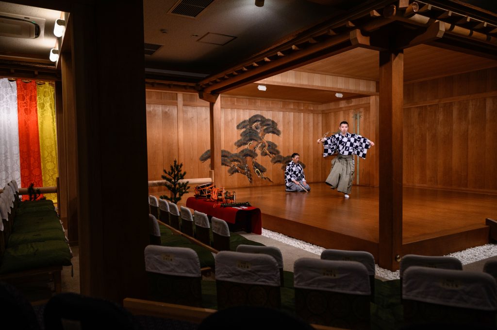 2020年7月29日に撮影された写真。東京から南西に約1時間の神奈川県の鎌倉にある鎌倉能舞台で稽古を行う演者の中森健之介さん（右）と父の中森貫太さん。（AFP通信）