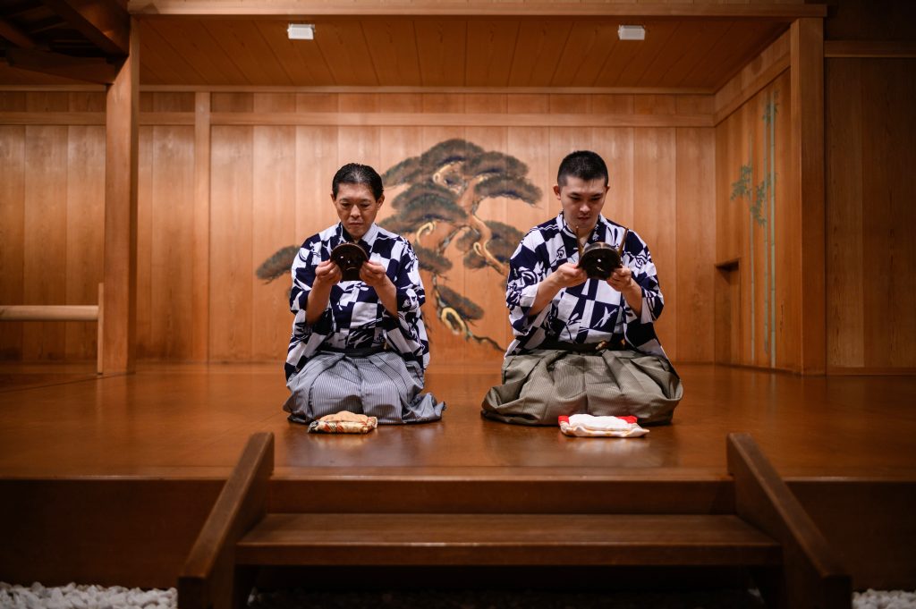 2020年7月29日に撮影された写真。東京から南西に約1時間の神奈川県の鎌倉にある鎌倉能舞台で能面をつけて稽古を行う演者の中森貫太さん（左）と息子の中森健之介さん。（AFP通信）