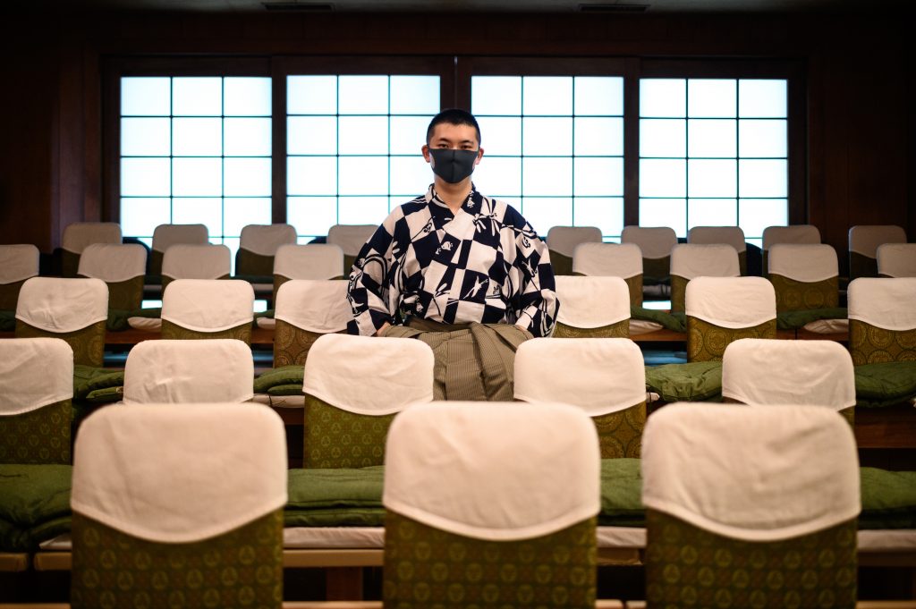 2020年7月29日に撮影された写真。東京から南西に約1時間の神奈川県の鎌倉にある鎌倉能舞台でAFP通信の取材を受けた後、ポーズを取る演者の中森健之介さん。（AFP通信）