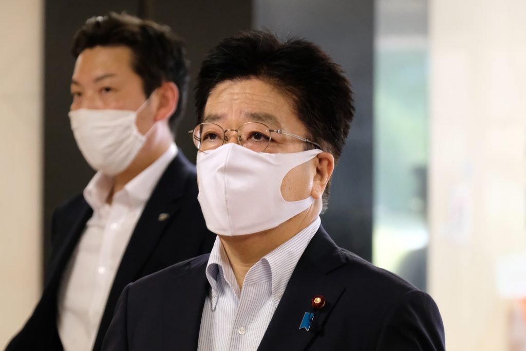 2020年8月31日、東京の自由民主党本部に到着する加藤勝信厚生労働大臣（R）。（AFP）