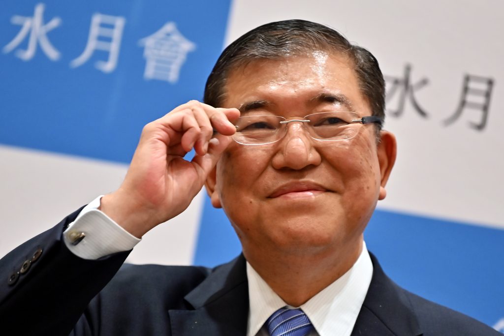 日本の新指導者を決めるレースで石破氏は、菅義偉官房長官、岸田文雄外務大臣と戦っている。(AFP)