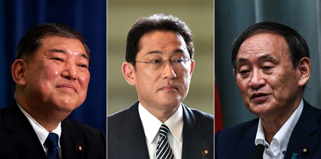 菅氏は３日午前、首相官邸近くのホテルで陣営の会合に出席。(AFP)