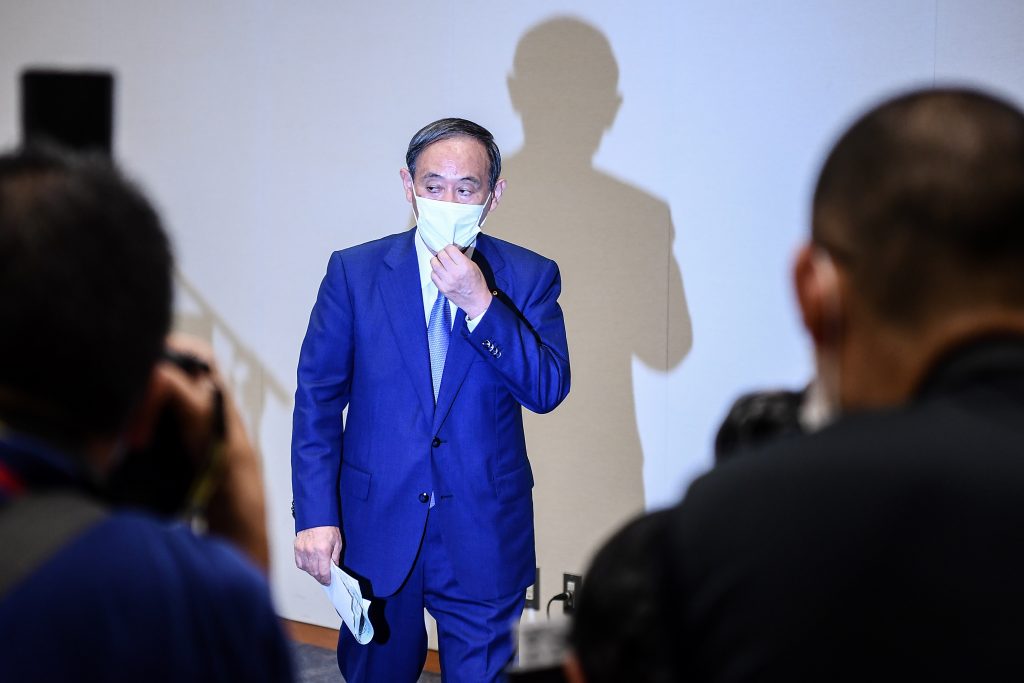 2020年9月2日、東京にて自民党総裁選への出馬を発表して記者会見から去る日本の菅義偉官房長官。(AFP)