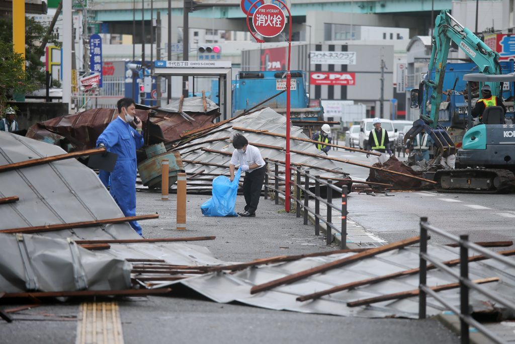 九州電力によると、７日午前８時時点で、福岡、佐賀、長崎、熊本、大分、宮崎、鹿児島各県の約４１万戸で停電が続いた。(AFP)