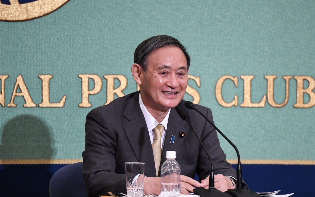 日本の自由民主党（LDP）の総裁選挙候補者で、日本の菅義偉官房長官が、LDPの総裁選挙前に、2020年9月12日、東京での討論会に出席。（AFP通信）