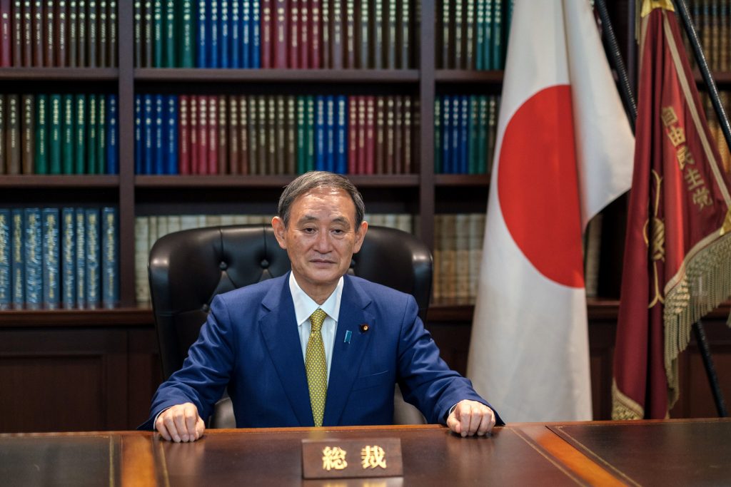 記者会見の後、菅義偉自民党新総裁が執務室にて肖像写真撮影用にポーズを取る様子。2020年9月14日、自民党本部。（AFP）