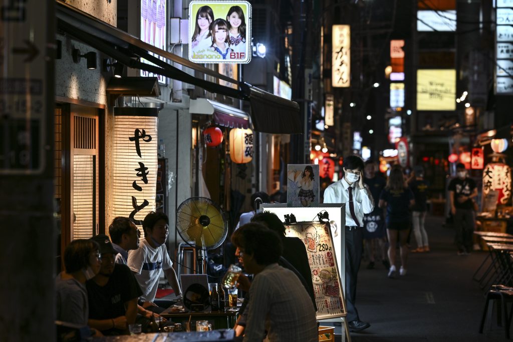 東京都が２１日に発表した新規感染者は９８人で、１週間ぶりに１００人を下回った。(AFP)