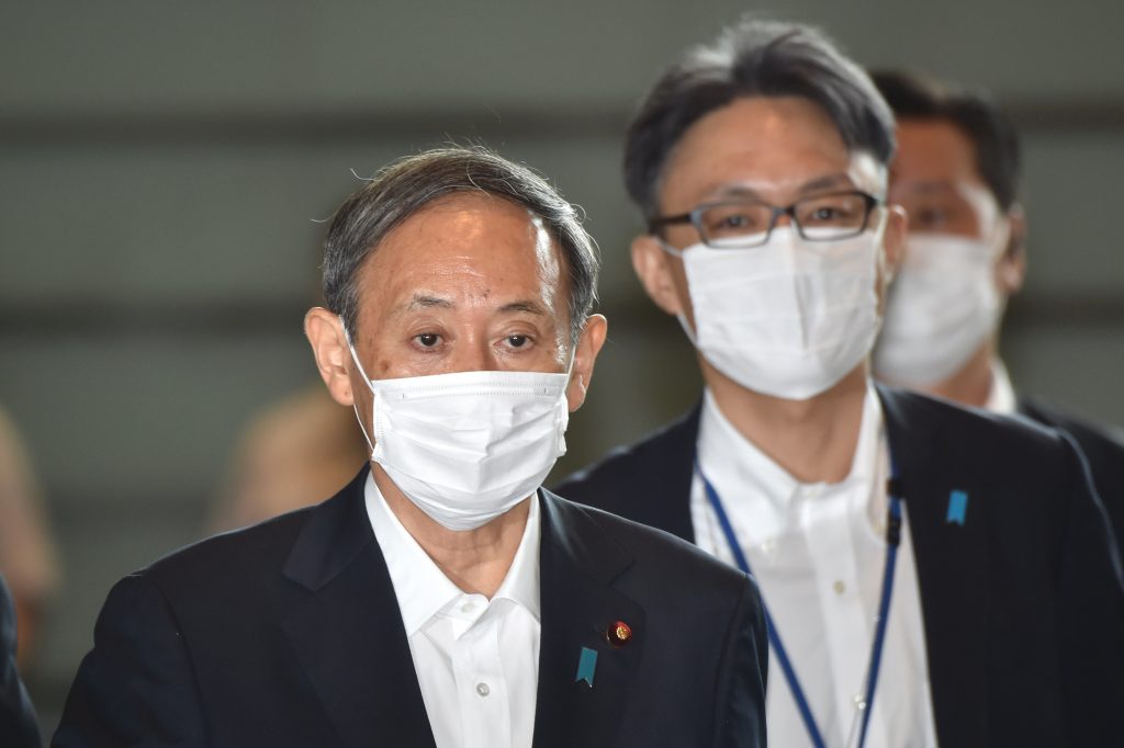 自由民主党の新総裁、菅義偉官房長官（左）が、2020年9月16日、東京の首相官邸に到着。（AFP通信）