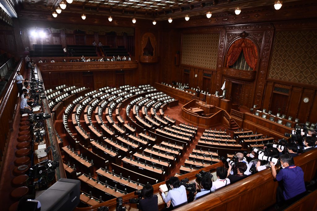 先の臨時国会は、首相指名選挙などを行っただけで所信表明や質疑は行わず、3日間で閉幕した。 (AFP)