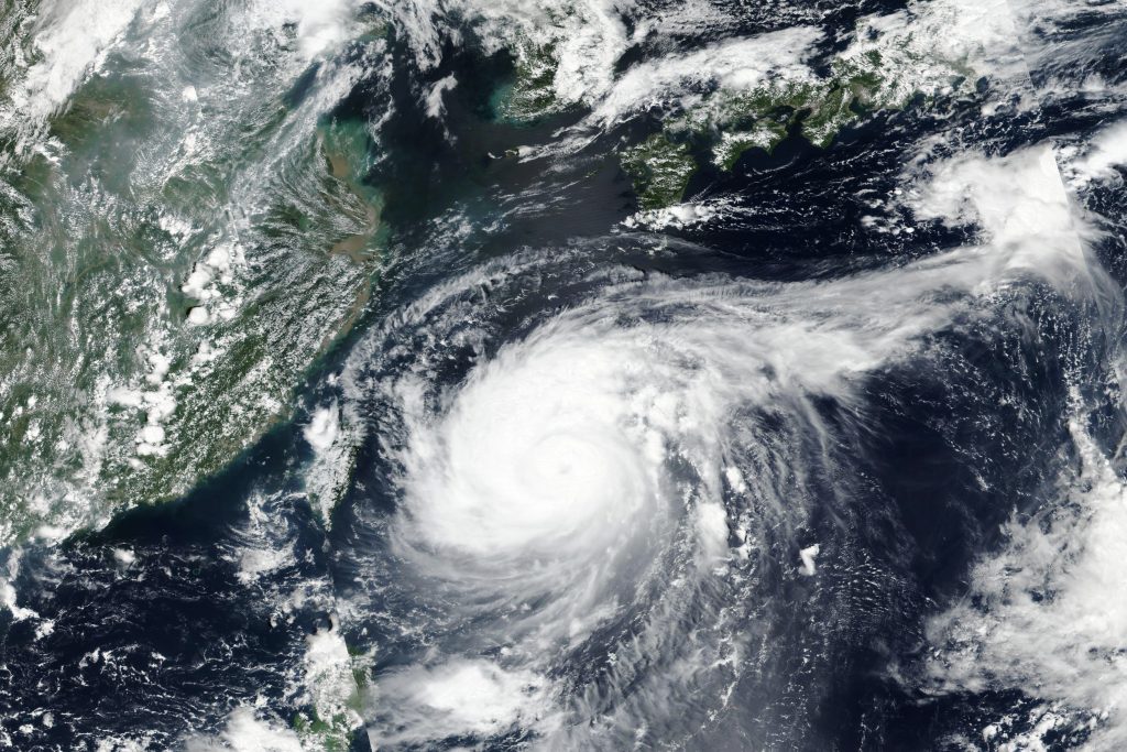 NASAによって公開された衛星画像は、メイサークが沖縄など日本最南端の島々を通過するところを映している。中央部、2020年8月31日。(ファイル写真/NASA)