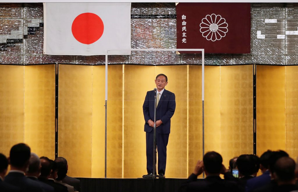新型コロナウィルス感染防止のため、透明アクリル板の後ろから演説する菅義偉官房長官。自民党総裁選に正式に出馬表明した。2020年9月8日、東京。（ロイター）