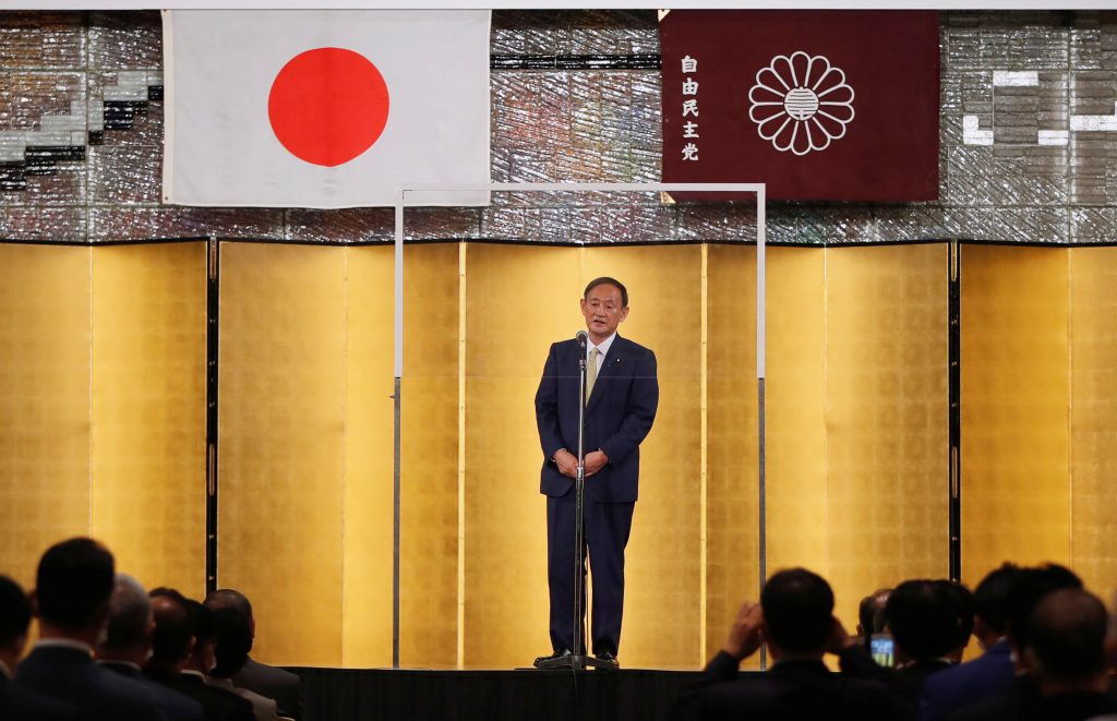 新型コロナウィルス感染防止のため、透明アクリル板の後ろから演説する菅義偉官房長官。自民党総裁選に正式に出馬表明した。2020年9月8日、東京。(ロイター)
