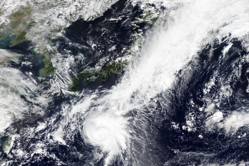 今週月曜日、2020年9月21日、NASA の「Worldview」、「地球観測システムのデータおよび情報システム」(EOSDIS)により公開された衛星画像には、台風12号(ドルフィン)が日本に向かって北上している様子が映し出されている。太平洋で発達している台風12号は、火曜日に大雨と暴風を伴いながら本州付近に近づき日本の方へゆっくりと北上していた。 (NASA via AP通信)