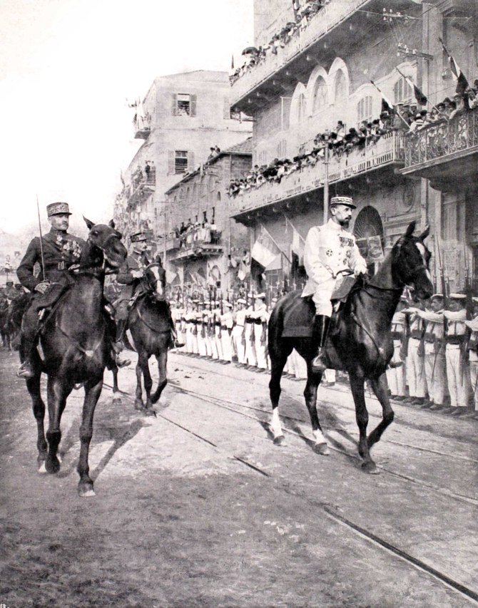 ゴイベット将軍を伴ったグロー将軍が二列の隊列を組んだ歩兵の前を通過する。1920年ベイルート（Alamy）