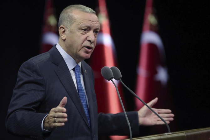 トルコのレジェップ・タイイップ・エルドアン大統領は土曜日、紛争中の東地中海領域問題に関する協議に貢献するか、さもなければその結果に直面するとギリシャに対し警告を発した。(AP /ファイル写真)