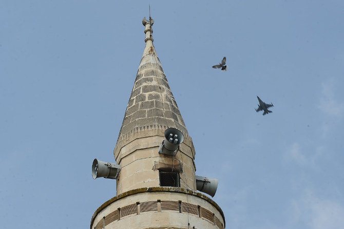 トルコのアダナにあるインジルリク空軍基地の尖塔の背景に鳥と戦闘機が写っている。（Shutterstock写真）