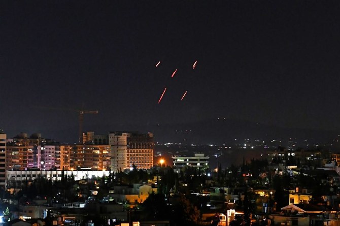 2020年7月20日の攻撃でイスラエルの発射した首都ダマスカス南部を標的とするミサイルに反応するシリアの防空隊。（AFP資料写真）
