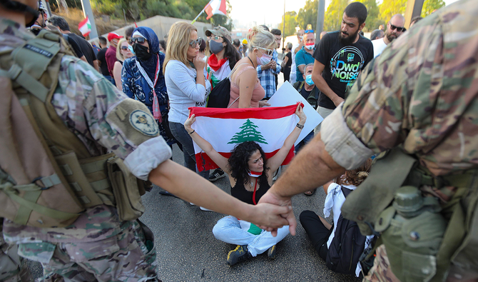 首都ベイルート東部にあるバーブダの大統領官邸付近での抗議デモにて、治安部隊と対峙する参加者たち。（AFP）
