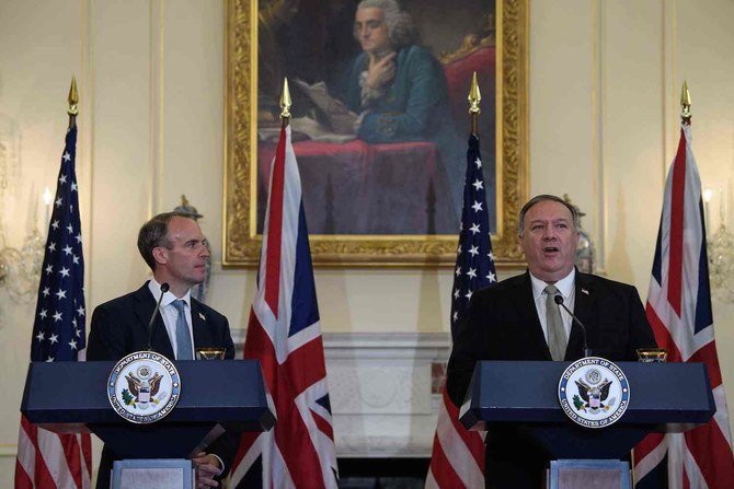 2020年9月16日、ワシントンD.Cの国務省で、アメリカのポンペオ国務長官（右）が、イギリスのドミニク・ラーブ外務・英連邦大臣と共に記者会見で話す。（AFP通信）