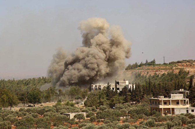 2020年9月20日、大半が反政府勢力に支配されているシリアのイドリブ県の西側郊外で、ロシアによる空爆が行われたと報じられた後、煙が立ち上る。(AFP通信)