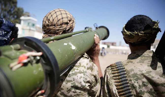 フーシ派にさらなる戦闘員を動員すべく開かれた集会で武器を手にする叛乱組織フーシ派戦闘員。イエメン、サヌア。2020年2月20日(AP)