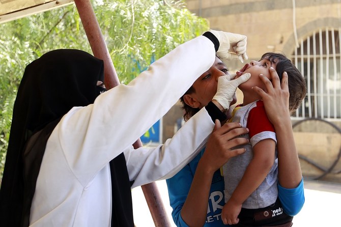 予防接種キャンペーンの最中に保健センターでポリオの予防接種を受けるイエメンの子供。2015年8月15日。（資料写真/AFP）