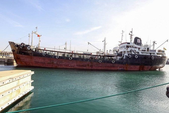 2018年3月15日撮影の写真に、原油タンカー「ラマー」がトーゴ共和国の国旗を掲げながら8名のギリシャ人船乗りから成る乗務員を乗せて航行する様子が写る。（ファイル/AFP）