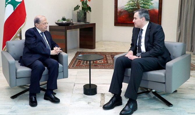 2020年9月17日にレバノンの写真エージェンシーDalatiとNohraが提供した配布写真には、ベイルートの東、バアブダの大統領官邸でムスタファ・アディブ次期首相と会談するレバノンのミシェル・アウン大統領（左）が写っている。（AFP通信）