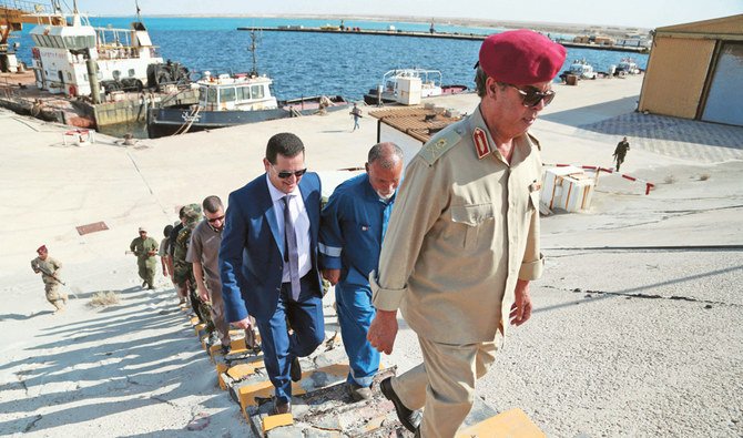 リビア東部政府のAbdulHadi Al-Hawaij外相（左）は、敵対する勢力により国が引き裂かれる中、リビア東部のアル・シドラ石油港を訪問した。（AFP通信）