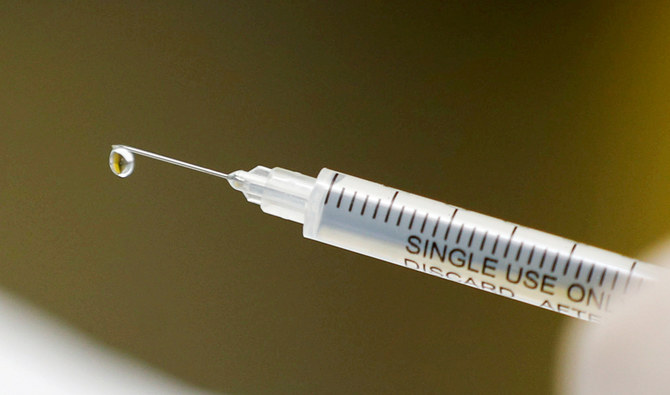 上部、ボランティアを対象に行われる新型コロナウイルス（COVID-19）の検査で使用される試験段階のワクチンが入った注射器。 2020年8月27日、南アフリカのヨハネスブルグにあるWits RHI Shandukani Research Centerで、ワクチンの完成が見込まれる、国内のヒトを対象とした臨床試験に参加。（ロイター通信）