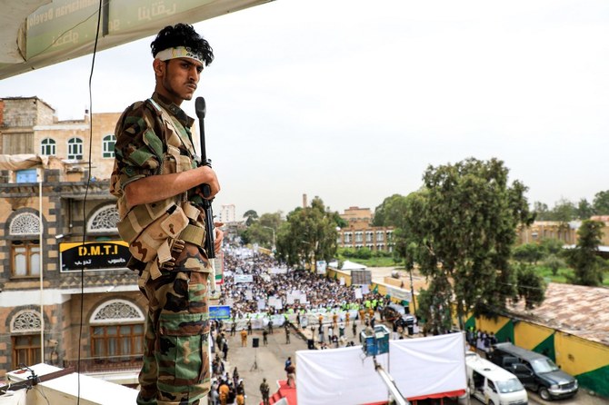 2020年8月8日、フーシ派が支配する首都サナアの集会で、シーア派反政府組織「フーシ」に忠誠を誓う治安部隊のメンバーが警備を行う。（File/AFP）