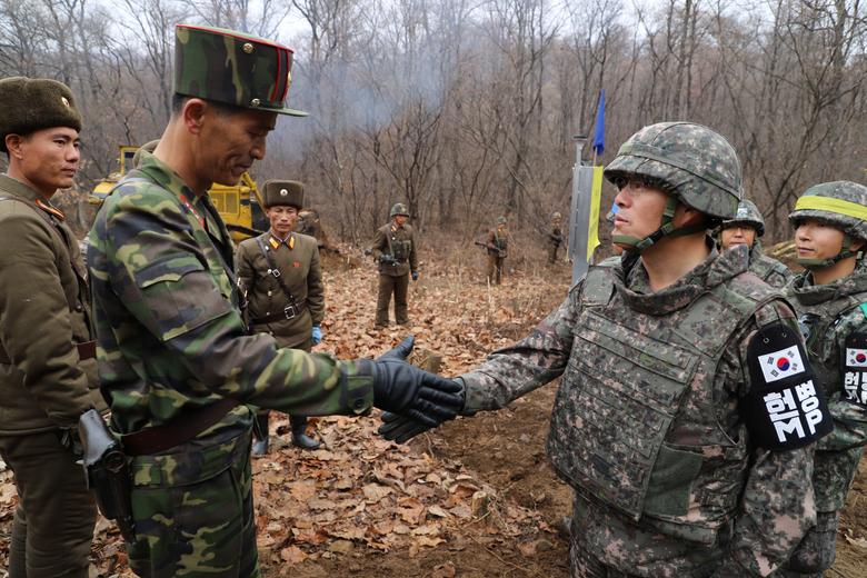 南北非武装地帯（DMZ）内で対面している韓国軍士官（右）と北朝鮮軍士官。2018年11月22日。（ロイター）