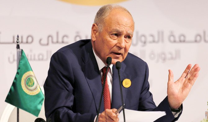 2018年4月15日にサウジアラビアのダーランで開催された第29回アラブ首脳会議後の記者会見で、アラブ連盟のアフマド・アブルゲイト事務局長が話をしている様子。 （ロイター通信）