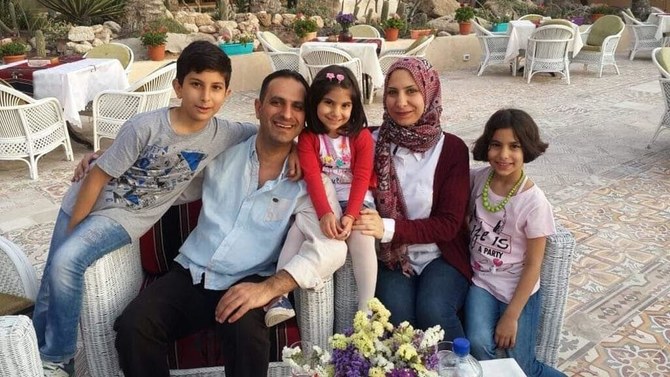 この2018年の日付なしの写真は、ガザにいるモハメド・アエシュ医師とその家族が写っている（アエシュ一家/AP通信)